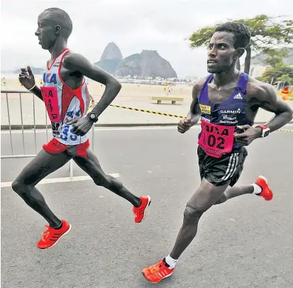  ??  ?? Lemawork Ketema (re.) lief 2015 in Rio auf Rang zwei hinter Willy Kangogo Kimutai (li.). aus Kenia.