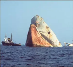  ??  ?? 16 mars 1978. L’Amoco Cadiz, aux prises avec des vents de force 11 et des creux de 12 mètres, s’échoue sur les récifs de Portsall dans le Finistère, vomissant plus de 220 000 tonnes de brut.