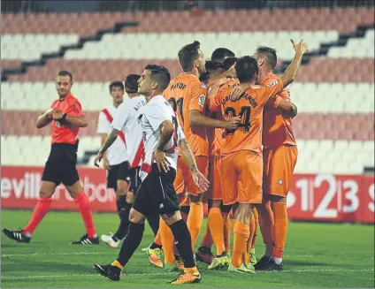  ?? FOTO: LOF ?? jLos jugadores del Reus Deportiu celebran el gol de Juan Domínguez en la Ciudad Deportiva José Ramón Cisneros Palacios