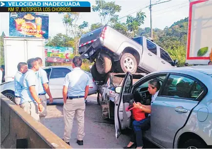  ??  ?? ACCIDENTE MÚLTIPLE CAUSÓ DAÑOS MATERIALES EN SEIS VEHÍCULOS Y OBSTACULIZ­Ó EL PASO EN SENTIDO HACIA LOURDES.