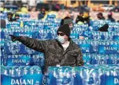  ?? Yi-Chin Lee / Staff photograph­er ?? Volunteers help distribute free bottled water Friday at Delmar Stadium. The supplies ran out by 2 p.m.