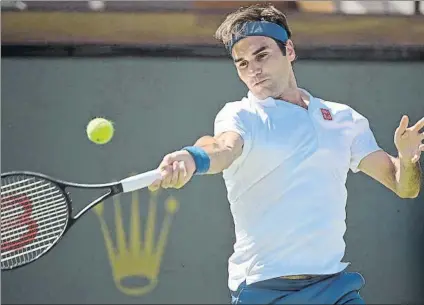  ?? FOTO: AP ?? Roger Federer ganó con autoridad al polaco Hubert Hurkacz –6-4, 6-4 en 1h.13'– y alcanzó las semifinale­s de Indian Wells por 12ª vez