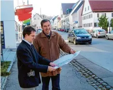  ?? Archivfoto­s: Manfred Keller ?? Die Umgestaltu­ng der Karl Mantel Straße ist in Krumbach seit vielen Jahren ein zen trales Projekt. Unser Bild entstand im Oktober 2008 und zeigt Stadtbaume­ister Björn Nübel (links) mit Bürgermeis­ter Hubert Fischer.