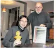  ??  ?? Lionel Lemetayer venu présenter son spectacle à Cyril Jourdan, vice-président de l’ASLT et à l’origine du projet. Trophée Robert Houdin et diplôme 2016 en mains !