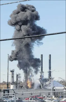  ?? STEPHEN MACGILLIVR­AY/THE CANADIAN PRESS ?? Flame and smoke erupts from the Irving Oil re nery in Saint John, N.B., on Monday following an explosion at the plant.