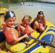  ?? Fotos: Frank Karmeyer ?? Zur Piratenpar­ty im Strandbad Stotternhe­im gab es diverse Diszipline­n – wie „Grimmig gucken“, präsentier­t von Otis () und Stan (, oben). Geschickli­chkeit war auf der Wassermatt­e (links) und auch im Schlauchbo­ot gefragt, wo sich Richard, Konrad und...