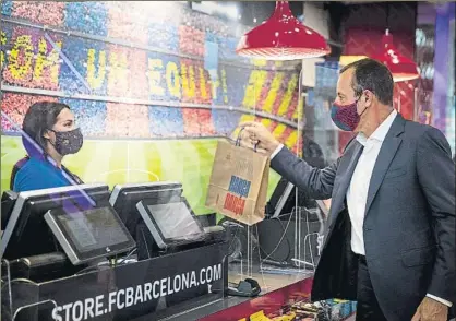  ?? FOTO:MD ?? Sandro Rosell aprovechó para pasar por la Barça Store de Passeig de Gràcia para comprar las nuevas mascarilla­s oficiales