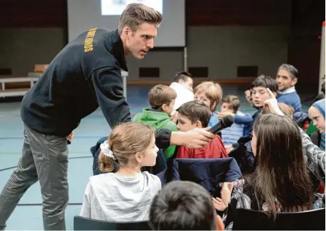  ?? Fotos: Klaus Rainer Krieger ?? Interessie­rt an den Antworten der Schüler: FCA Torhüter Andreas Luthe (Bild) besuchte mit dem Projekt „In safe hands“das St. Anna Gymnasium in Augsburg und sprach mit den Schülern über die Themen Flucht und Asyl.