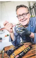  ?? RP-FOTO: BRETZ ?? TV-Koch Dirk Hoffmann gibt Tipps fürs Kochen mit Vorräten.