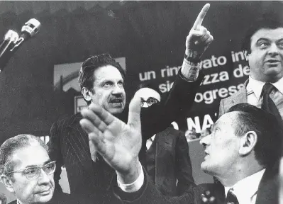  ?? LaPresse ?? Democrazia cristiana Sopra, Moro con Flaminio Piccoli e Benigno Zaccagnini al 23° congresso della Dc. A destra, Mariano Rumor