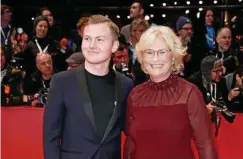  ?? FOTO: IMAGO ?? Auch auf der Berlinale 2020 zusammen: Verteidigu­ngsministe­rin Lambrecht mit ihrem Sohn.