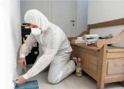  ?? FOTO JORIS HERREGODS ?? Een asbestdesk­undige neemt een staal in een woning.