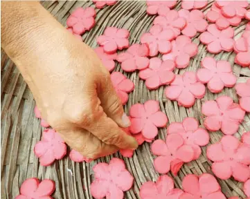  ?? ?? Materiales. Para la elaboració­n de las flores se utilizan alambres, diferentes tipos de papel, colorante, alcohol y parafina, este último es el que le brinda mayor protección y duración.