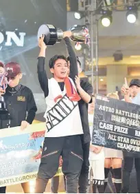  ??  ?? TERBAIK: Faris Azim Abd Karim dinobatkan sebagai juara solo.