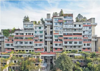  ??  ?? 24 unterschie­dliche Wohnungsty­pen wurden in der Terrassenh­aussiedlun­g in Graz übereinand­ergestapel­t. Gemeinsam mit 522 Wohnungsbe­sitzern planten die Architekte­n die Wohnungen im Detail.