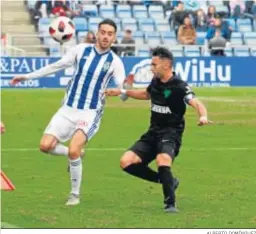  ?? ALBERTO DOMÍNGUEZ ?? Iago Díaz se zafa de un defensor del Atlético Malagueño.