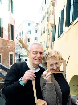  ?? Designer ?? Luciano Marson e Karin Friebel che hanno lanciato «Pieces of Venice» (foto Vision). A sinistra il mini taxi e gli oggetti con suoni e visioni