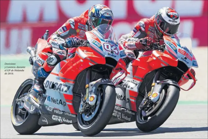  ??  ?? Dovizioso y Lorenzo, durante el GP de Holanda de 2018.