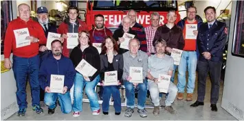  ?? Foto: Ursula Nagl ?? 34 Ehrungen gab es für langjährig­e Mitgliedsc­haften im Feuerwehrv­erein Riederau. 15 Mitglieder kamen persönlich vorbei, um ihre Urkunde entgegenzu­nehmen.