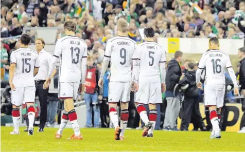  ?? Foto: imago ?? Bitterer Abgang: Volland, Müller, Schürrle, Hummels und Bellarabi nach der 0:1-Niederlage in Dublin.