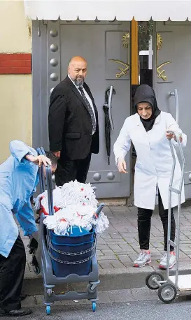  ??  ?? Bevor die saudischen und türkischen Ermittler am Montag Untersuchu­ngen aufnahmen, betrat ein Putztrupp das Konsulat in Istanbul.