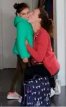  ??  ?? Yasmien krijgt nog een kus van haar mama voor ze naar school vertrekt. FOTO BART VAN DER MOEREN
