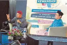  ??  ?? ZULKIFLI (kiri) memberikan penerangan mengenai keperluan memilih kewangan Islam ditemani Pakar Syariah BNM, Dr Suhaimi Mohd Yusof, semalam.