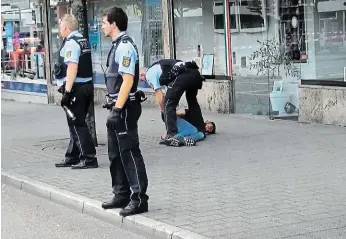  ?? Policisté zadrželi útočníka v Reutlingen­u, který ubodal polskou prodavačku a dalších pět lidí zranil. FOTO ČTK/ AP ?? Reutlingen.