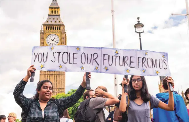  ?? ISTOCK ?? De jeunes femmes brandissen­t une banderole «Vous nous avez volé notre futur» devant le parlement britanniqu­e pour manifester contre la sortie du Royaume-Uni de l’Union européenne.