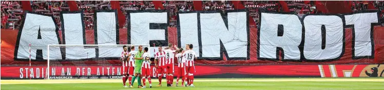  ?? Foto: imago/Herbert Rudel ?? Alles für den Aufstieg: Was in der vergangene­n Spielzeit noch ein besonderer Aufruf der Fans war, soll jetzt für die ganze Saison gelten – Alle in Rot, 34. Spieltage lang. Bislang ist auch die Mannschaft als Dritter im Soll.