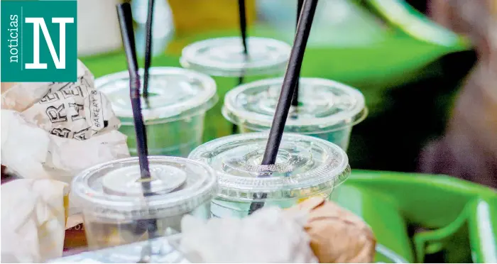  ?? / SHUTTERSTO­CK ?? Un solo uso. La polémica está sobre la mesa, pues los plásticos de un solo uso son contaminan­tes, pero gravarlos afectaría a la canasta familiar.