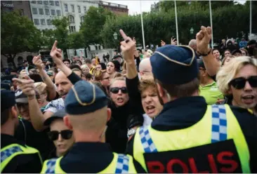  ??  ?? Svensk politi isolerer moddemonst­ranterne til et hjørne af Stortorget i Malmø, så tilhørerne kan høre Jimmie Åkessons tale.