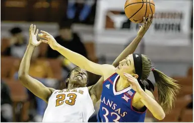  ?? JAY JANNER / AMERICAN-STATESMAN ?? UT guard Ariel Atkins (left) goes for a loose ball against Kansas’ Kylee Kopatich at the Erwin Center on Saturday. The No. 7 Longhorns take a break from Big 12 play to host No. 1 Connecticu­t on Monday.