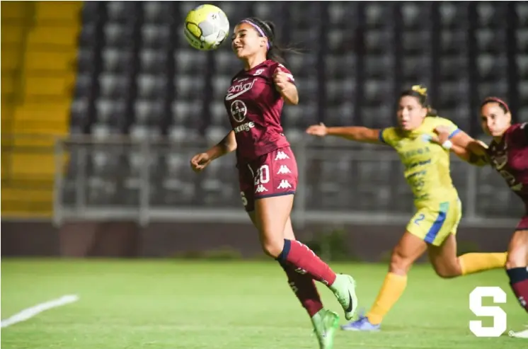  ?? PRENSA SAPRISSA ?? Kelsey Arroyo se volvió a lucir en la ofensiva de Saprissa. Ante su afición, sacudió las redes y le dio a su equipo el título del Torneo de Copa.