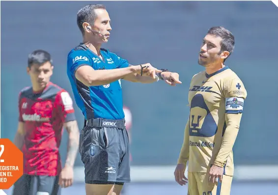  ?? FOTOS: MEXSPORT ?? Juan Pablo Vigón no podía creer la decisión de Santander, quien le anuló un gol con ayuda del VAR. /