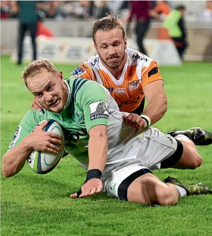  ??  ?? Matt Faddes completes a 95m try for the Highlander­s against the Cheetahs yesterday.