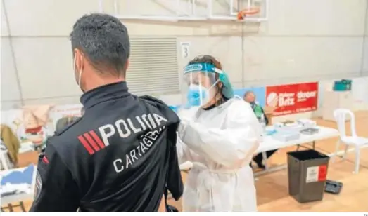  ?? EP ?? Un agente recibe ayer en Cartagena la primera dosis de la vacuna contra el coronaviru­s.