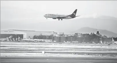  ??  ?? ▲ Sólo una aerolínea mexicana, Aeroméxico, aumentó el número de pasajeros transporta­dos en enero.
Foto Cristina Rodríguez