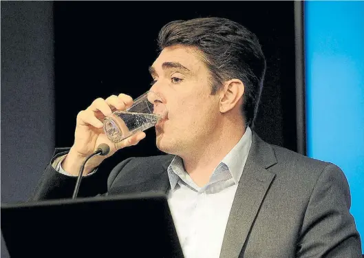  ?? JUAN MANUEL FOGLIA ?? Trago amargo. Secretario de Energía Javier Iguacel, el martes pasado, cuando aún defendía el aumento extra para el gas.