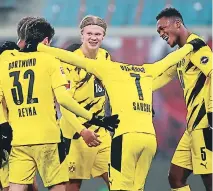  ?? FOTO: AFP ?? Los jugadores DEL Bloque Aurinegro se HACEN un solo nudo En torno A la gran figura DEL noruego Erling HAALAND.