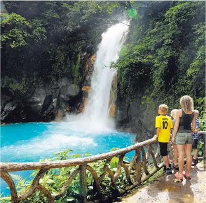  ?? MELISSA FERNÁNDEZ / ARCHIVO ?? Entre 1984 y el 2015, el ingreso vía aérea de extranjero­s a Costa Rica creció un 1.000%. En la foto, visitantes en la catarata de río Celeste, en el Parque Nacional Volcán Tenorio, en Guanacaste.