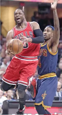  ??  ?? STUGGLE. Dwyane Wade and the Chicago Bulls took advantage of Jame’s absence and win their third game vs. Cleveland.