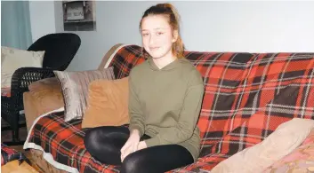  ?? PHOTO CATHERINE MONTAMBEAU­LT ?? Camille Belley, 14 ans, est soulagée de ne pas avoir dû se rendre à l’hôpital pour ses engelures aux pieds le soir du Nouvel An.