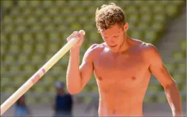  ??  ?? Arrivé hier dans l’après-midi en Principaut­é, Kevin Mayer s’est entraîné, le champion du monde du décathlon a bossé le saut à la perche.