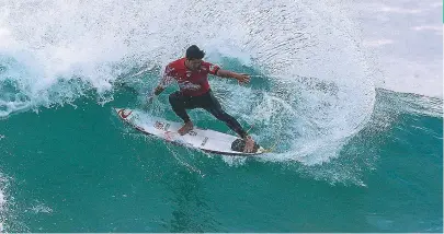  ??  ?? O brasileiro Gabriel Medina avança na primeira fase da etapa disputada em Hossegor, na França