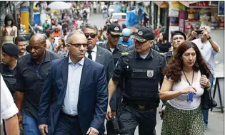  ??  ?? JEFE. El secretario de Seguridad de Río de Janeiro, Roberto Sá, camina por la favela durante uno de los tres operativos grandes en una semana que montó la policía.