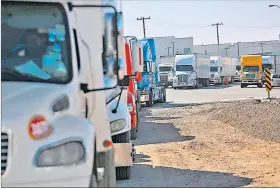  ?? EFE ?? Ciudad Juárez. Transporti­stas permanecen estacionad­os por el bloqueo.