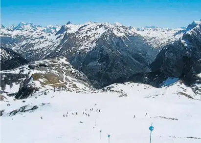  ?? ?? A la imatge, les pistes d’esquí del Pirineu aragonès de Candanchú