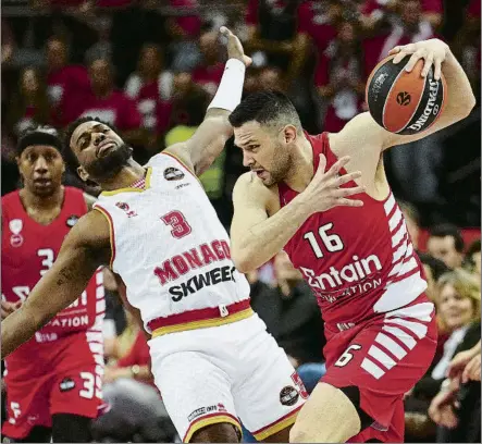  ?? FOTO: EFE ?? Papanikola­ou controland­o el balón ante Jordan Loyd.
El ex del Barça fue clave en la victoria de Olympiacos