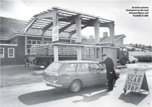  ??  ?? An Irish customs checkpoint on the road between Newry and
Dundalk in 1981